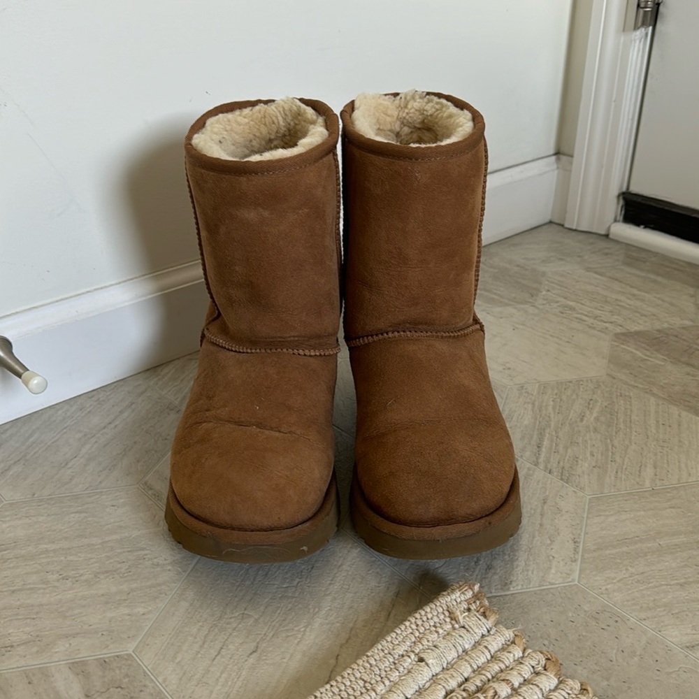 Uggs Size 9 Chestnut Classic Boot